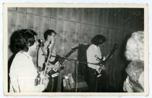1974. Zespół muzyczny Hades, od lewej: Mieczysław Pruszyński, Czesław Walacik, Eugeniusz Walacik, występ w restauracji Parkowa